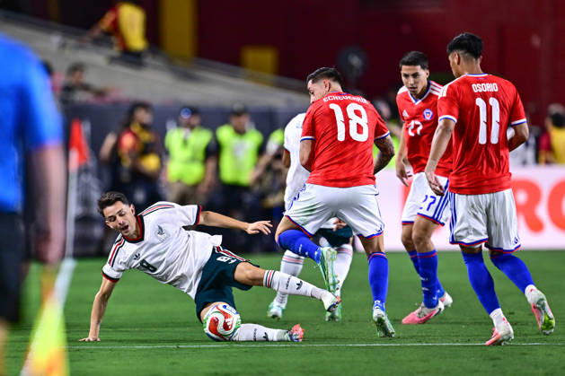 Futbol, Mexico vs Chile Partido amistoso en EEUU 2026. El jugador de Chile Rodrigo Echeverria, derecha, disputa el balon con Alvaro Fidalgo de Mexico, durante el partido amistoso frente a Mexico, disputado en el estadio Los Angeles Memorial Coliseum en California, EEUU. 06 10 2026 Julio Diaz Photosport Football, Mexico vs Chile Friendly match in EEUU, 2026. Chilean player Rodrigo Echeverria, right, vies for the ball with Alvaro Fidalgo of Mexico, during a friendly match played at the Los Angeles Memorial Coliseum in California, EEUU. 06 10 2026 Julio Diaz Photosport Mexico vs Chile, amistoso en EEUU, 2026