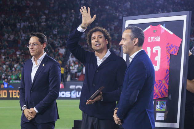 October 6, 2026, Los Angeles, California, USA: Guillermo Ochoa is honored during a ceremony prior to the International Friendly, Länderspiel, Nationalmannschaft match between Mexico and Chile at the Los Angeles Memorial Coliseum on Tuesday October 6, 2026 in Los Angeles, California. ARIANA RUIZ PI Mexico Vs. Chile - ZUMAp124 20261006_zaa_p124_054 Copyright: xArianaxRuizx