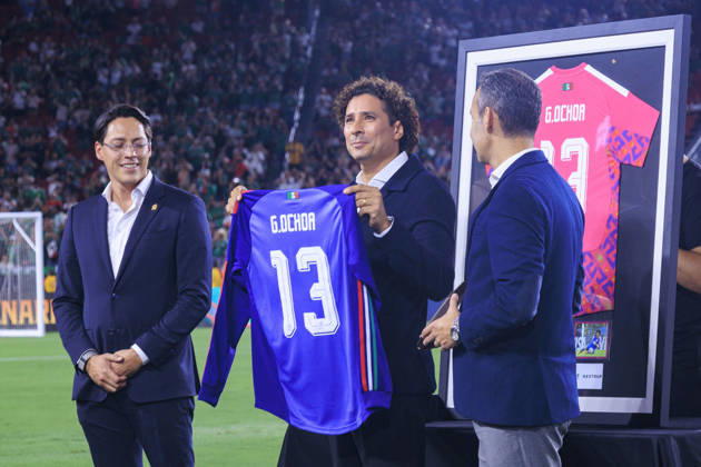 October 6, 2026, Los Angeles, California, USA: Guillermo Ochoa is honored during a ceremony prior to the International Friendly, Länderspiel, Nationalmannschaft match between Mexico and Chile at the Los Angeles Memorial Coliseum on Tuesday October 6, 2026 in Los Angeles, California. ARIANA RUIZ PI Los Angeles USA - ZUMAp124 20261006_zaa_p124_058 Copyright: xArianaxRuizx