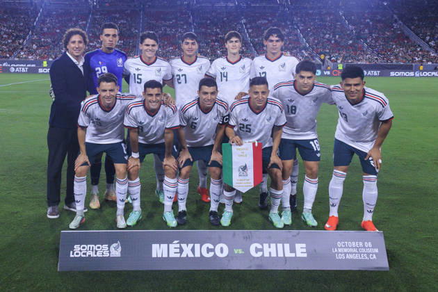 October 6, 2026, Los Angeles, California, USA: Guillermo Ochoa stands with the Mexican national team, Nationalteam during their team photo prior to their International Friendly, Länderspiel, Nationalmannschaft match against Chile at the Los Angeles Memorial Coliseum on Tuesday October 6, 2026 in Los Angeles, California. ARIANA RUIZ PI Los Angeles USA - ZUMAp124 20261006_zaa_p124_060 Copyright: xArianaxRuizx