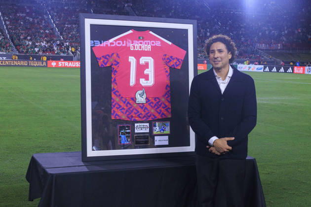 October 6, 2026, Los Angeles, California, USA: Guillermo Ochoa is honored during a ceremony prior to the International Friendly, Länderspiel, Nationalmannschaft match between Mexico and Chile at the Los Angeles Memorial Coliseum on Tuesday October 6, 2026 in Los Angeles, California. ARIANA RUIZ PI Los Angeles USA - ZUMAp124 20261006_zaa_p124_063 Copyright: xArianaxRuizx