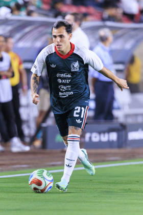 October 6, 2026, Los Angeles, California, USA: Hugo Camberos 21 of Mexico during warm ups prior to their International Friendly, Länderspiel, Nationalmannschaft match against Chile at the Los Angeles Memorial Coliseum on Tuesday October 6, 2026 in Los Angeles, California. ARIANA RUIZ PI Mexico Vs. Chile  - ZUMAp124 20261006_zaa_p124_065 Copyright: xArianaxRuizx