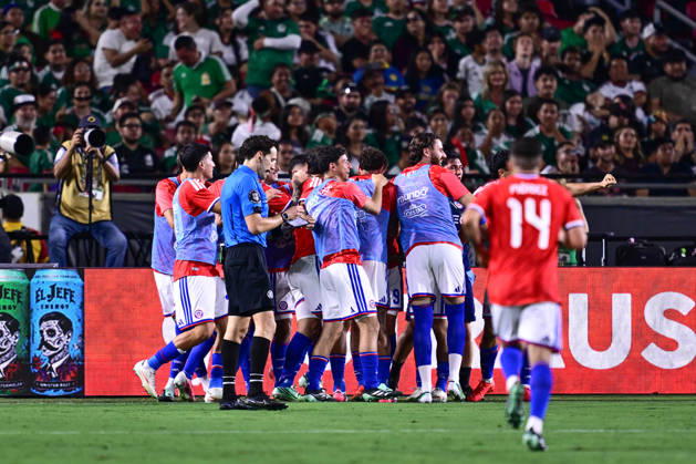Futbol, Mexico vs Chile Partido amistoso en EEUU 2026. El jugador de Chile Maximiliano Gutierrez, celebra con sus companeros, tras marcar un gol contra Mexico durante el partido amistoso frente a Mexico, disputado en el estadio Los Angeles Memorial Coliseum en California, EEUU. 06 10 2026 Julio Diaz Photosport Football, Mexico vs Chile Friendly match in EEUU, 2026. Chilean player Maximiliano Gutierrez celebrates with his teammates after scoring a goal against Mexico during a friendly match played at the Los Angeles Memorial Coliseum in California., EEUU. 06 10 2026 Julio Diaz Photosport Mexico vs Chile, amistoso en EEUU, 2026