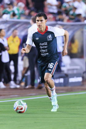 October 6, 2026, Los Angeles, California, USA: Jeremy Marquez 16 of Mexico during warm ups prior to their International Friendly, Länderspiel, Nationalmannschaft match against Chile at the Los Angeles Memorial Coliseum on Tuesday October 6, 2026 in Los Angeles, California. ARIANA RUIZ PI Mexico Vs. Chile - ZUMAp124 20261006_zaa_p124_070 Copyright: xArianaxRuizx