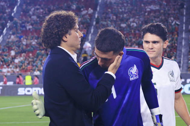 October 6, 2026, Los Angeles, California, USA: Guillermo Ochoa embraces starting goalkeeper, Alex Padilla 29 of Mexico prior to their International Friendly, Länderspiel, Nationalmannschaft match against Chile at the Los Angeles Memorial Coliseum on Tuesday October 6, 2026 in Los Angeles, California. ARIANA RUIZ PI Los Angeles USA - ZUMAp124 20261006_zaa_p124_072 Copyright: xArianaxRuizx