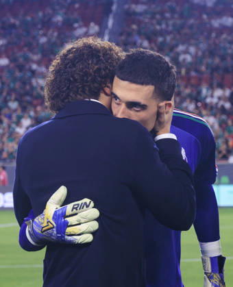 October 6, 2026, Los Angeles, California, USA: Guillermo Ochoa embraces starting goalkeeper, Alex Padilla 29 of Mexico prior to their International Friendly, Länderspiel, Nationalmannschaft match against Chile at the Los Angeles Memorial Coliseum on Tuesday October 6, 2026 in Los Angeles, California. ARIANA RUIZ PI Los Angeles USA - ZUMAp124 20261006_zaa_p124_073 Copyright: xArianaxRuizx