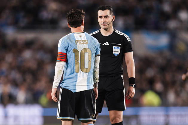 Argentina v Benin: International Friendly, Länderspiel, Nationalmannschaft BUENOS AIRES, ARGENTINA - OCTOBER 6: Lionel Messi 10 of Argentina talks to the referee during the International friendly match between Argentina and Benin at Monumental Stadium on October 6, 2026 in Buenos Aires, Argentina. (Photo by Guilherme Veiga PxImages) Buenos Aires Monumental Stadium BA Argentina Copyright: xGuilhermexVeigax