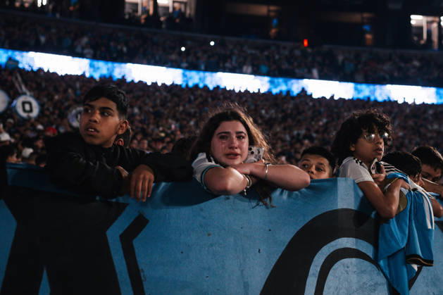 Argentina v Benin: International Friendly, Länderspiel, Nationalmannschaft BUENOS AIRES, ARGENTINA - OCTOBER 6: Fan of Lionel Messi 10 cries in a tribute after the International friendly match between Argentina and Benin at Monumental Stadium on October 6, 2026 in Buenos Aires, Argentina. (Photo by Guilherme Veiga PxImages) Buenos Aires Monumental Stadium BA Argentina Copyright: xGuilhermexVeigax