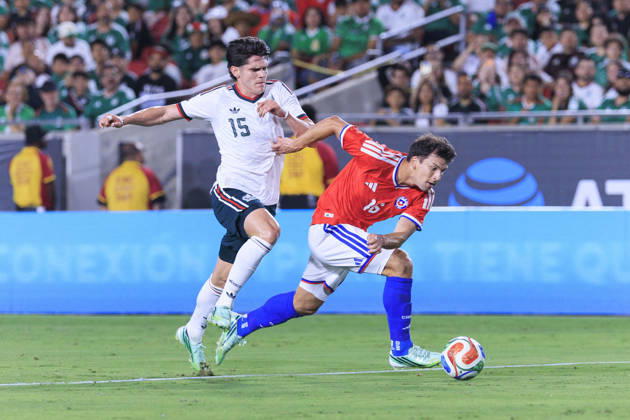 October 6, 2026, Los Angeles, California, USA: Israel Reyes 15 of Mexico stops a run from Gonzalo Tapia 16 of Chile during an International Friendly, Länderspiel, Nationalmannschaft match at the Los Angeles Memorial Coliseum on Tuesday October 6, 2026 in Los Angeles, California. ARIANA RUIZ PI Los Angeles USA - ZUMAp124 20261006_zaa_p124_074 Copyright: xArianaxRuizx
