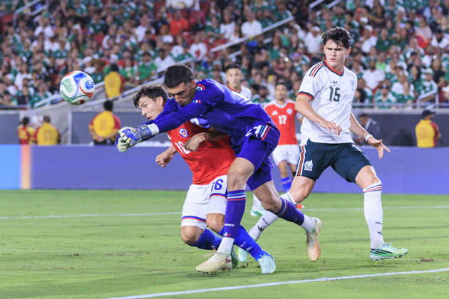 October 6, 2026, Los Angeles, California, USA: Alex Padilla 29 of Mexico punches the ball during an International Friendly, Länderspiel, Nationalmannschaft match against Chile at the Los Angeles Memorial Coliseum on Tuesday October 6, 2026 in Los Angeles, California. ARIANA RUIZ PI Los Angeles USA - ZUMAp124 20261006_zaa_p124_075 Copyright: xArianaxRuizx
