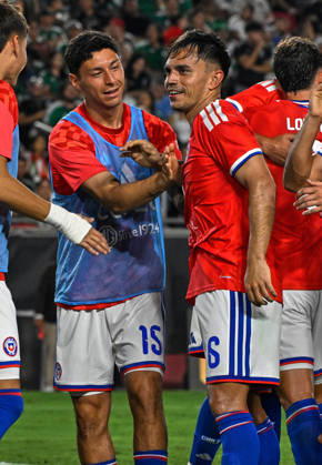 Futbol, Mexico vs Chile Partido amistoso en EEUU 2026. El jugador de Chile Vicente Pizarro, celebra con sus companeros, tras marcar un gol contra Mexico durante el partido amistoso frente a Mexico, disputado en el estadio Los Angeles Memorial Coliseum en California, EEUU. 06 10 2026 Julio Diaz Photosport Football, Mexico vs Chile Friendly match in EEUU, 2026. Chilean player Vicente Pizarro celebrates with his teammates after scoring a goal against Mexico during a friendly match played at the Los Angeles Memorial Coliseum in California., EEUU. 06 10 2026 Julio Diaz Photosport Mexico vs Chile, amistoso en EEUU, 2026