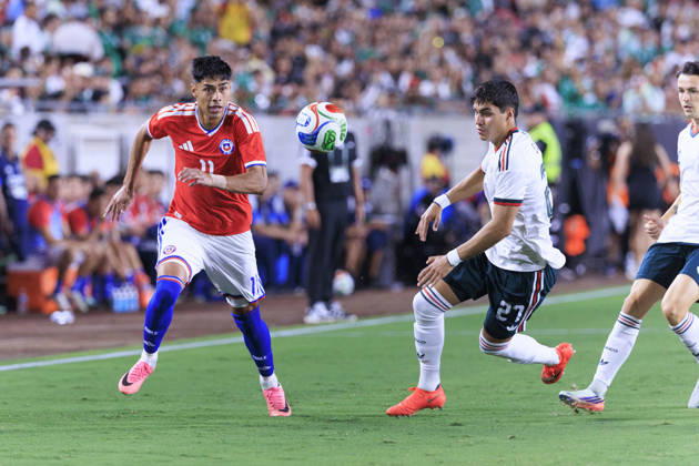 October 6, 2026, Los Angeles, California, USA: Dario Osorio 11 of Chile and Everardo Lopez 27 of Mexico chase after a long pass during an International Friendly, Länderspiel, Nationalmannschaft match at the Los Angeles Memorial Coliseum on Tuesday October 6, 2026 in Los Angeles, California. ARIANA RUIZ PI Mexico Vs. Chile - ZUMAp124 20261006_zaa_p124_076 Copyright: xArianaxRuizx