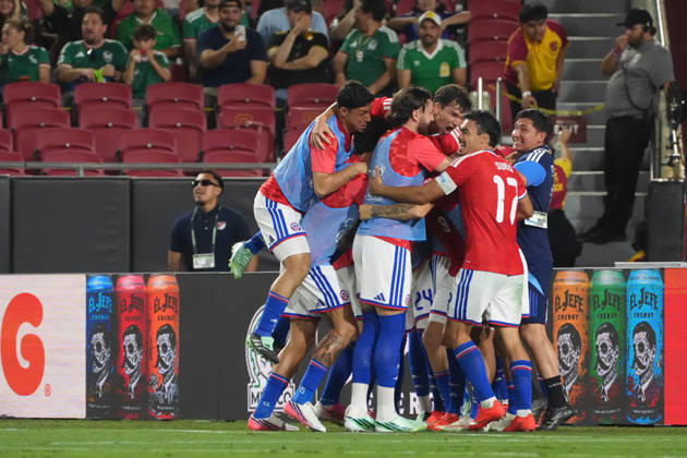 Players of Chile celebrate a goal during a friendly match between the national teams of Mexico and Chile at the Los Angeles Memorial Coliseum in Los Angeles, United States, 06 October 2026. International Friendly, Länderspiel, Nationalmannschaft Mexico vs. Chile !ACHTUNG: NUR REDAKTIONELLE NUTZUNG! Copyright: xÓmarxAlonsox AME3625 20261007-55021609014_1