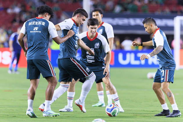 October 6, 2026, Los Angeles, California, USA: Johan Vasquez 5 of Mexico chases after the ball during warm ups prior to their International Friendly, Länderspiel, Nationalmannschaft match against Chile at the Los Angeles Memorial Coliseum on Tuesday October 6, 2026 in Los Angeles, California. ARIANA RUIZ PI Los Angeles USA - ZUMAp124 20261006_zaa_p124_078 Copyright: xArianaxRuizx