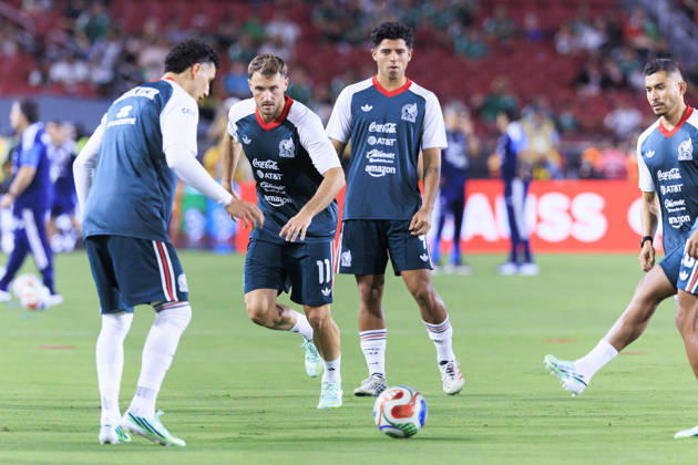 October 6, 2026, Los Angeles, California, USA: Santiago Gimenez 11 of Mexico chases after the ball during warm ups prior to their International Friendly, Länderspiel, Nationalmannschaft match against Chile at the Los Angeles Memorial Coliseum on Tuesday October 6, 2026 in Los Angeles, California. ARIANA RUIZ PI Los Angeles USA - ZUMAp124 20261006_zaa_p124_079 Copyright: xArianaxRuizx