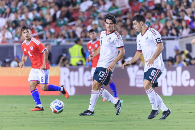 October 6, 2026, Los Angeles, California, USA: Erik Lira 6 of Mexico passes the ball to Dagoberto Espinoza 13 during an International Friendly, Länderspiel, Nationalmannschaft match against Chile at the Los Angeles Memorial Coliseum on Tuesday October 6, 2026 in Los Angeles, California. ARIANA RUIZ PI Mexico Vs. Chile - ZUMAp124 20261006_zaa_p124_080 Copyright: xArianaxRuizx