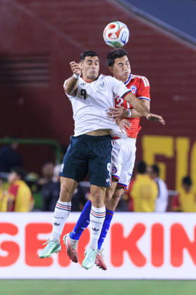 October 6, 2026, Los Angeles, California, USA: Jonathan Villagra 27 of Chile and German Berterame 9 of Mexico head the ball during an International Friendly, Länderspiel, Nationalmannschaft match at the Los Angeles Memorial Coliseum on Tuesday October 6, 2026 in Los Angeles, California. ARIANA RUIZ PI Mexico Vs. Chile - ZUMAp124 20261006_zaa_p124_081 Copyright: xArianaxRuizx