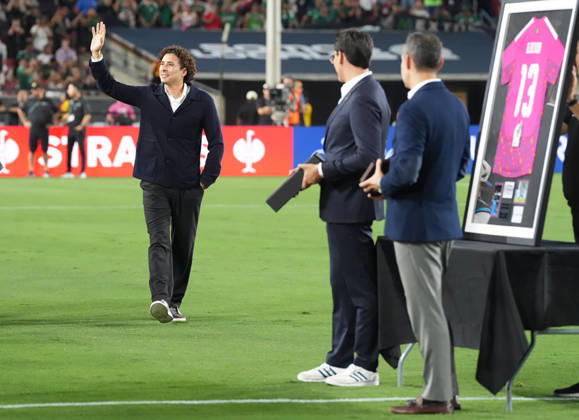Guillermo ‘Memo’ Ochoa waves to the crowd during a tribute to his career, prior to the friendly match between Mexico and Chile at the Memorial Coliseum in Los Angeles, United States, 06 October 2026. Memo Ochoa is honored for his career during the Mexico-Chile friendly !ACHTUNG: NUR REDAKTIONELLE NUTZUNG! Copyright: xÓmarxAlonsox AME3616 20261007-55021609021_1