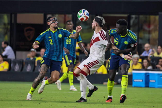 MIAMI, FL - OCTOBER 06: Daniel Munoz 2 of Colombia and Adrian Ugarriza 7 of Peru battle for a ball during an International Friendly, Länderspiel, Nationalmannschaft soccer match between Colombia and Peru at NU Stadium on October 06, 2026 in Miami, Florida.(Photo by Chris Arjoon Icon Sportswire) SOCCER: OCT 06 Colombia vs Peru EDITORIAL USE ONLY Icon2610060000035