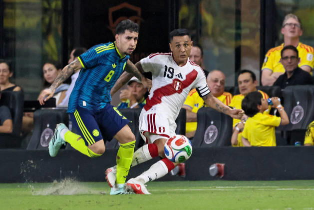 MIAMI, FL - OCTOBER 06: Gustavo Puerta 8 of Colombia and Yoshimar Yotun 19 of Peru battle for a ball during an International Friendly, Länderspiel, Nationalmannschaft soccer match between Colombia and Peru at NU Stadium on October 06, 2026 in Miami, Florida.(Photo by Chris Arjoon Icon Sportswire) SOCCER: OCT 06 Colombia vs Peru EDITORIAL USE ONLY Icon2610060000038