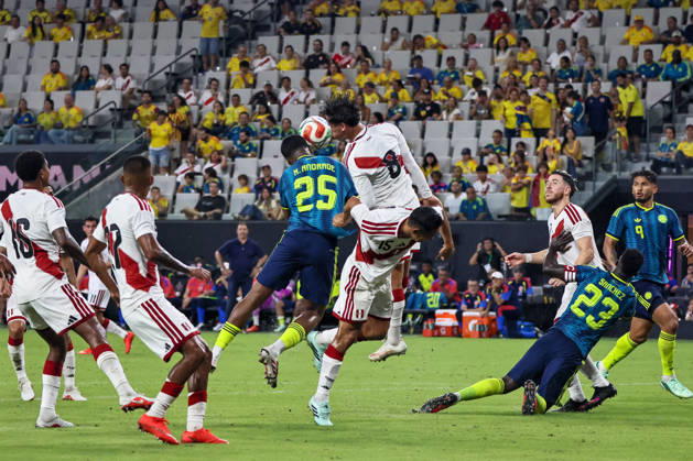 MIAMI, FL - OCTOBER 06: Erick Noriega 8, Renzo Garces 15 of Peru and Kevin Andrade 25 of Colombia battle for a ball during an International Friendly, Länderspiel, Nationalmannschaft soccer match between Colombia and Peru at NU Stadium on October 06, 2026 in Miami, Florida.(Photo by Chris Arjoon Icon Sportswire) SOCCER: OCT 06 Colombia vs Peru EDITORIAL USE ONLY Icon2610060000049