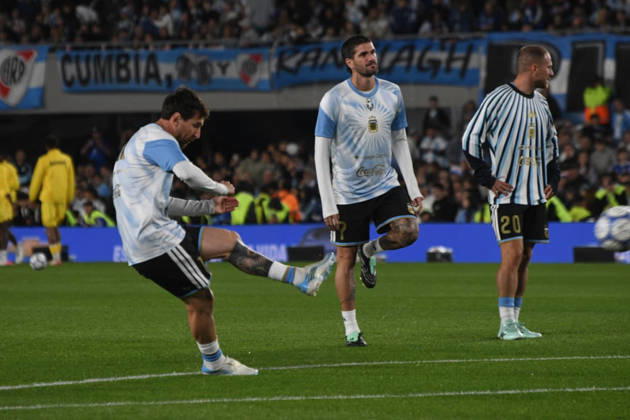 Messi juega su último partido con la selección Argentina en Buenos Aires El futbolista Lionel Messi durante el calentamiento antes del partido entre las selecciones de Argentina y Benín, a 6 de octubre de 2026, en Buenos Aires (Argentina). El partido será la última ocasión en la que Leo Messi vestirá la albiceleste tras anunciar su retiro del fútbol de selecciones. 06 OCTUBRE 2026;MESSI;ÚLTIMO PARTIDO;ARGENTINA;RETIRADA;ASTRO;FUTBOLISTA;ARGENTINO;FÚTBOL;MEJOR JUGADOR; Sebastiá Buenos Aires (Argentina) Buenos Aires (Argentina) Espana Copyright: xSebastianxHipperdingerx 7825454