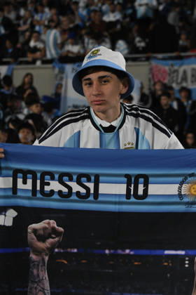 Messi juega su último partido con la selección Argentina en Buenos Aires Aficionados durante la celebración del partido entre las selecciones de Argentina y Benín, a 6 de octubre de 2026, en Buenos Aires (Argentina). El partido será la última ocasión en la que Leo Messi vestirá la albiceleste tras anunciar su retiro del fútbol de selecciones. 07 OCTUBRE 2026 Sebastiá Buenos Aires (Argentina) Buenos Aires (Argentina) Espana Copyright: xSebastianxHipperdingerx 7825490