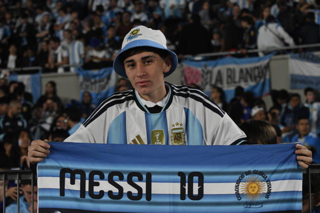 Messi juega su último partido con la selección Argentina en Buenos Aires Aficionados durante la celebración del partido entre las selecciones de Argentina y Benín, a 6 de octubre de 2026, en Buenos Aires (Argentina). El partido será la última ocasión en la que Leo Messi vestirá la albiceleste tras anunciar su retiro del fútbol de selecciones. 07 OCTUBRE 2026 Sebastiá Buenos Aires (Argentina) Buenos Aires (Argentina) Espana Copyright: xSebastianxHipperdingerx 7825491