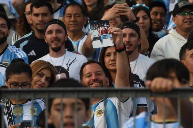 Messi juega su último partido con la selección Argentina en Buenos Aires Aficionados durante la celebración del partido entre las selecciones de Argentina y Benín, a 6 de octubre de 2026, en Buenos Aires (Argentina). El partido será la última ocasión en la que Leo Messi vestirá la albiceleste tras anunciar su retiro del fútbol de selecciones. 07 OCTUBRE 2026 Sebastiá Buenos Aires (Argentina) Buenos Aires (Argentina) Espana Copyright: xSebastianxHipperdingerx 7825493