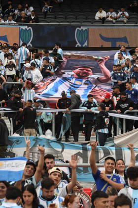 Messi juega su último partido con la selección Argentina en Buenos Aires Aficionados durante la celebración del partido entre las selecciones de Argentina y Benín, a 6 de octubre de 2026, en Buenos Aires (Argentina). El partido será la última ocasión en la que Leo Messi vestirá la albiceleste tras anunciar su retiro del fútbol de selecciones. 07 OCTUBRE 2026 Sebastiá Buenos Aires (Argentina) Buenos Aires (Argentina) Espana Copyright: xSebastianxHipperdingerx 7825495