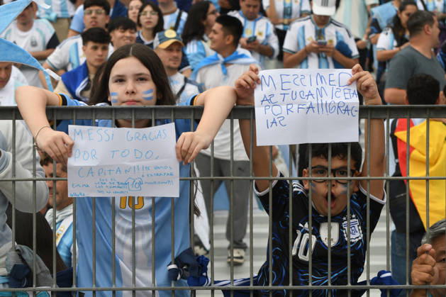 Messi juega su último partido con la selección Argentina en Buenos Aires Aficionados durante la celebración del partido entre las selecciones de Argentina y Benín, a 6 de octubre de 2026, en Buenos Aires (Argentina). El partido será la última ocasión en la que Leo Messi vestirá la albiceleste tras anunciar su retiro del fútbol de selecciones. 07 OCTUBRE 2026 Sebastiá Buenos Aires (Argentina) Buenos Aires (Argentina) Espana Copyright: xSebastianxHipperdingerx 7825498