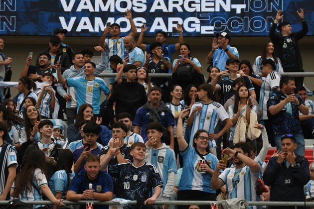 Messi juega su último partido con la selección Argentina en Buenos Aires Aficionados durante la celebración del partido entre las selecciones de Argentina y Benín, a 6 de octubre de 2026, en Buenos Aires (Argentina). El partido será la última ocasión en la que Leo Messi vestirá la albiceleste tras anunciar su retiro del fútbol de selecciones. 07 OCTUBRE 2026 Sebastiá Buenos Aires (Argentina) Buenos Aires (Argentina) Espana Copyright: xSebastianxHipperdingerx 7825499