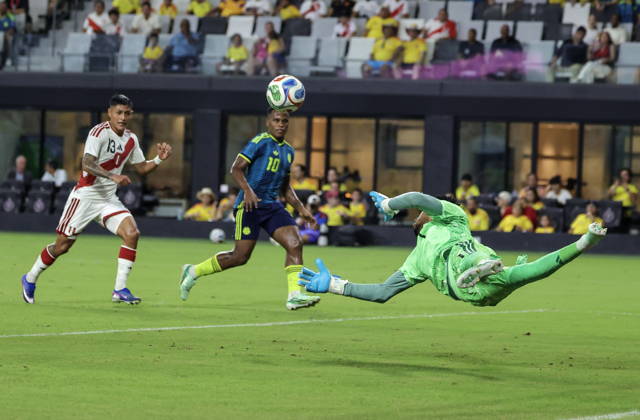 International soccer friendly - Colombia vs. Peru epaselect Peru goalkeeper Pedro Gallese (R) in action against Colombia midfielder Jhon Arias (C) during the international soccer friendly between Colombia and Peru at Nu Stadium in Miami, Florida, USA, 06 October 2026. MIAMI FLORIDA United States Copyright: xCRISTOBALxHERRERA-ULASHKEVICHx