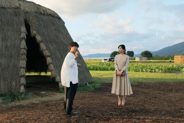 Princess Kako in Kyoto Pref. Japanese Princess Kako (R) looks at a straw hut built by a man (L) as an artwork in a park in Kameoka in Kyoto Prefecture, western Japan, on Oct. 6, 2026. (Pool photo) A14AA0005630347P