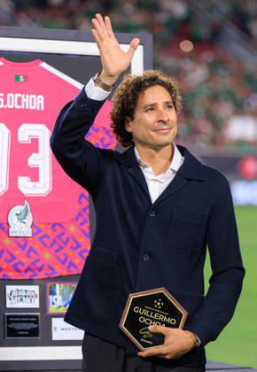 October 6, 2026, Los Angeles, California, USA: Mexico goalkeeper Guillermo Ochoa is honored during the Ã¢â‚¬oeThank You, MemoÃ¢â‚¬Â retirement ceremony prior to the International Friendly, Länderspiel, Nationalmannschaft match between Mexico and Chile at the Los Angeles Memorial Coliseum on Tuesday, October 6, 2026, in Los Angeles, California. JAVIER ROJAS PI Los Angeles USA - ZUMAp124 20261006_zaa_p124_085 Copyright: xJavierxRojasx
