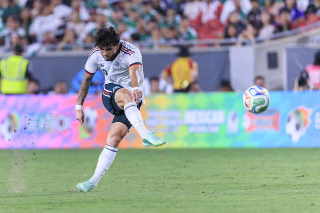 October 6, 2026, Los Angeles, California, USA: Denzell Garcia 19 of Mexico makes a shot on goal during an International Friendly, Länderspiel, Nationalmannschaft match against Chile at the Los Angeles Memorial Coliseum on Tuesday October 6, 2026 in Los Angeles, California. Mexico loses to Chile, 0-2. ARIANA RUIZ PI Los Angeles USA - ZUMAp124 20261006_zaa_p124_100 Copyright: xArianaxRuizx