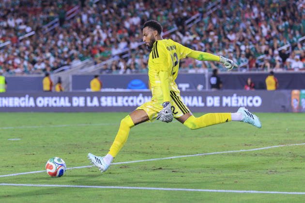 October 6, 2026, Los Angeles, California, USA: Goalkeeper, Lawrence Vigouroux 12 of Chile passes the ball during an International Friendly, Länderspiel, Nationalmannschaft match against Mexico at the Los Angeles Memorial Coliseum on Tuesday October 6, 2026 in Los Angeles, California. Mexico loses to Chile, 0-2. ARIANA RUIZ PI Mexico Vs. Chile - ZUMAp124 20261006_zaa_p124_094 Copyright: xArianaxRuizx
