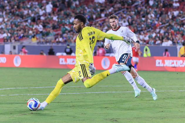 October 6, 2026, Los Angeles, California, USA: Goalkeeper, Lawrence Vigouroux 12 of Chile passes the ball as Santiago Gimenez 11 of Mexico attempts to intercept during an International Friendly, Länderspiel, Nationalmannschaft match at the Los Angeles Memorial Coliseum on Tuesday October 6, 2026 in Los Angeles, California. Mexico loses to Chile, 0-2. ARIANA RUIZ PI Mexico Vs. Chile - ZUMAp124 20261006_zaa_p124_095 Copyright: xArianaxRuizx