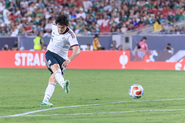 October 6, 2026, Los Angeles, California, USA: Israel Reyes 15 of Mexico makes a goal attempt during an International Friendly, Länderspiel, Nationalmannschaft match against Chile at the Los Angeles Memorial Coliseum on Tuesday October 6, 2026 in Los Angeles, California. Mexico loses to Chile, 0-2. ARIANA RUIZ PI Mexico Vs. Chile - ZUMAp124 20261006_zaa_p124_099 Copyright: xArianaxRuizx
