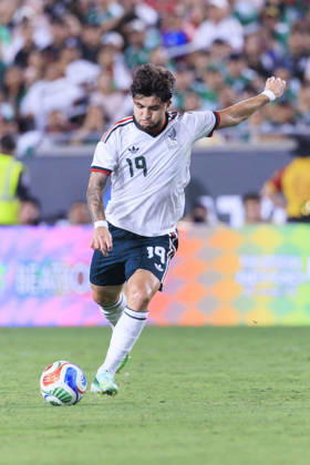 October 6, 2026, Los Angeles, California, USA: Denzell Garcia 19 of Mexico during an International Friendly, Länderspiel, Nationalmannschaft match against Chile at the Los Angeles Memorial Coliseum on Tuesday October 6, 2026 in Los Angeles, California. Mexico loses to Chile, 0-2. ARIANA RUIZ PI Mexico Vs. Chile  - ZUMAp124 20261006_zaa_p124_104 Copyright: xArianaxRuizx