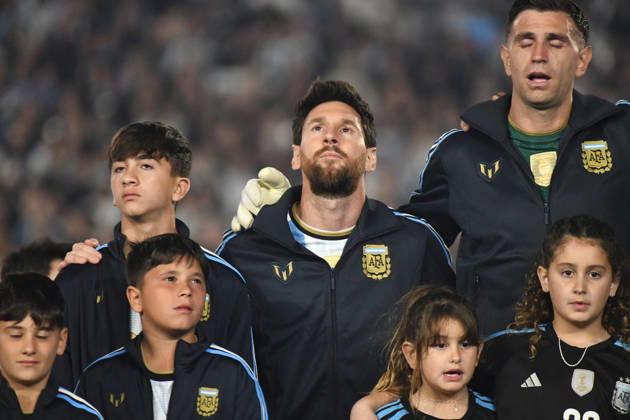 Argentina v Benin - International Friendly, Länderspiel, Nationalmannschaft Lionel Messi and Emiliano Martinez of Argentina attend the national anthem ceremony before the match between Argentina and Benin at Estadio Monumental in Buenos Aires, Argentina, on October 6, 2026. Buenos Aires Buenos Aires Argentina Copyright: xFedericoxPerettix originalFilename:peretti-argentin261006_np77e