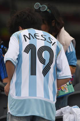 Argentina v Benin - International Friendly, Länderspiel, Nationalmannschaft Fans of Argentina wearing shirts with the name Messi attend the match between Argentina and Benin at Estadio Monumental in Buenos Aires, Argentina, on October 6, 2026. Buenos Aires Buenos Aires Argentina Copyright: xFedericoxPerettix originalFilename:peretti-argentin261006_npD9Z