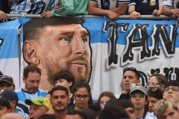 Argentina v Benin - International Friendly, Länderspiel, Nationalmannschaft Flags of Lionel Messi and Argentina are displayed during the match between Argentina and Benin at Estadio Monumental in Buenos Aires, Argentina, on October 6, 2026. Buenos Aires Buenos Aires Argentina Copyright: xFedericoxPerettix originalFilename:peretti-argentin261006_npEup