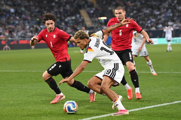 Paris BRUNNER (GER) gegen Dato BUKIA (GEO) und Aleksandre Amisulashvili (GEO) Aktion, Zweikampf, Fussball Laenderspiel, U21, U 21 EM-Qualifikation, Deutschland - Georgien 2-0 am 06.10.2026, Schueco-Arena Bielefeld, Â