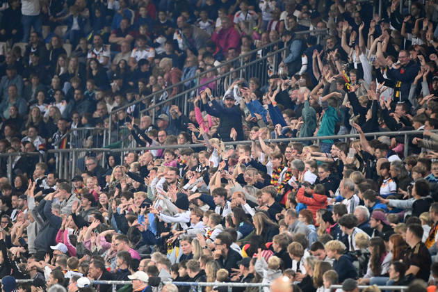 Die Zuschauer machen die LA Ola-Welle, laola, Feature, Randmotiv, Symbolfoto, Jubel, jubeln, Freude, cheers, Fussball Laenderspiel, U21, U 21 EM-Qualifikation, Deutschland - Georgien 2-0 am 06.10.2026, Schueco-Arena Bielefeld, Â