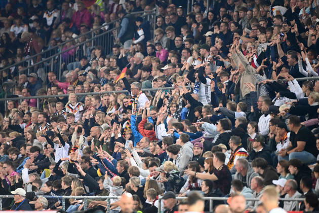 Die Zuschauer machen die LA Ola-Welle, laola, Feature, Randmotiv, Symbolfoto, Jubel, jubeln, Freude, cheers, Fussball Laenderspiel, U21, U 21 EM-Qualifikation, Deutschland - Georgien 2-0 am 06.10.2026, Schueco-Arena Bielefeld, Â
