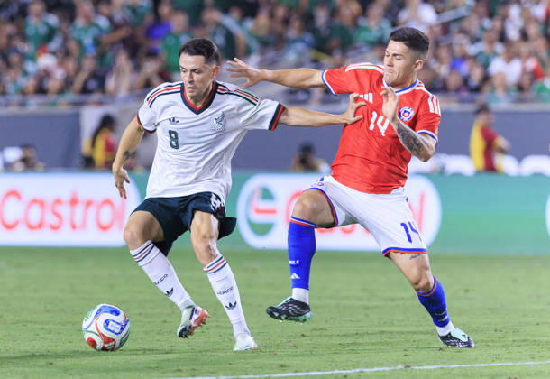 October 6, 2026, Los Angeles, California, USA: Alvaro Fidalgo 8 of Mexico fends off Victor Mendez 14 of Chile during an International Friendly, Länderspiel, Nationalmannschaft at the Los Angeles Memorial Coliseum on Tuesday October 6, 2026 in Los Angeles, California. Mexico loses to Chile, 0-2. ARIANA RUIZ PI Mexico Vs. Chile - ZUMAp124 20261006_zaa_p124_108 Copyright: xArianaxRuizx
