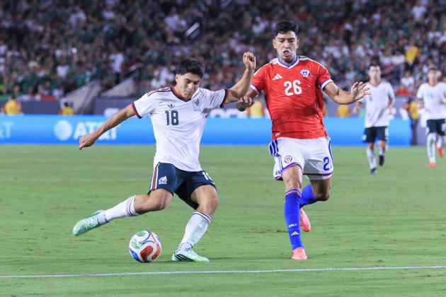 October 6, 2026, Los Angeles, California, USA: Obed Vargas 18 of Mexico makes a goal attempt as Diego Ulloa 26 of Chile defends during an International Friendly, Länderspiel, Nationalmannschaft at the Los Angeles Memorial Coliseum on Tuesday October 6, 2026 in Los Angeles, California. Mexico loses to Chile, 0-2. ARIANA RUIZ PI Mexico Vs. Chile - ZUMAp124 20261006_zaa_p124_114 Copyright: xArianaxRuizx