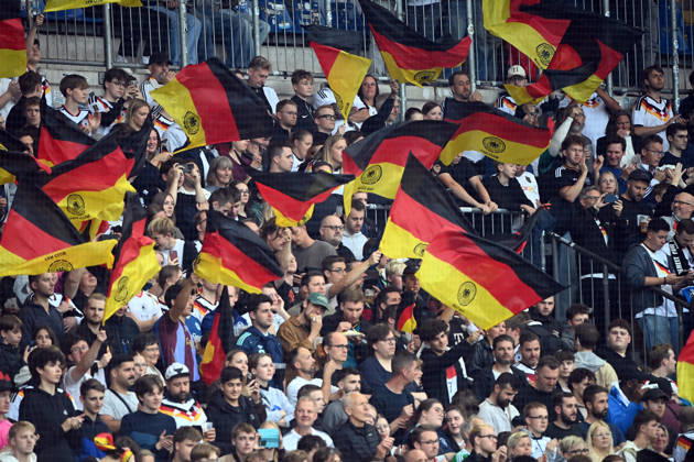 Deutschland-Fans mit ihren Fahnen, Feature, Randmotiv, Symbolfoto, Fussball Laenderspiel, U21, U 21 EM-Qualifikation, Deutschland - Georgien 2-0 am 06.10.2026, Schueco-Arena Bielefeld, Â