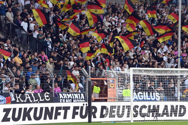 Deutschland-Fans mit ihren Fahnen, Feature, Randmotiv, Symbolfoto, Fussball Laenderspiel, U21, U 21 EM-Qualifikation, Deutschland - Georgien 2-0 am 06.10.2026, Schueco-Arena Bielefeld, Â